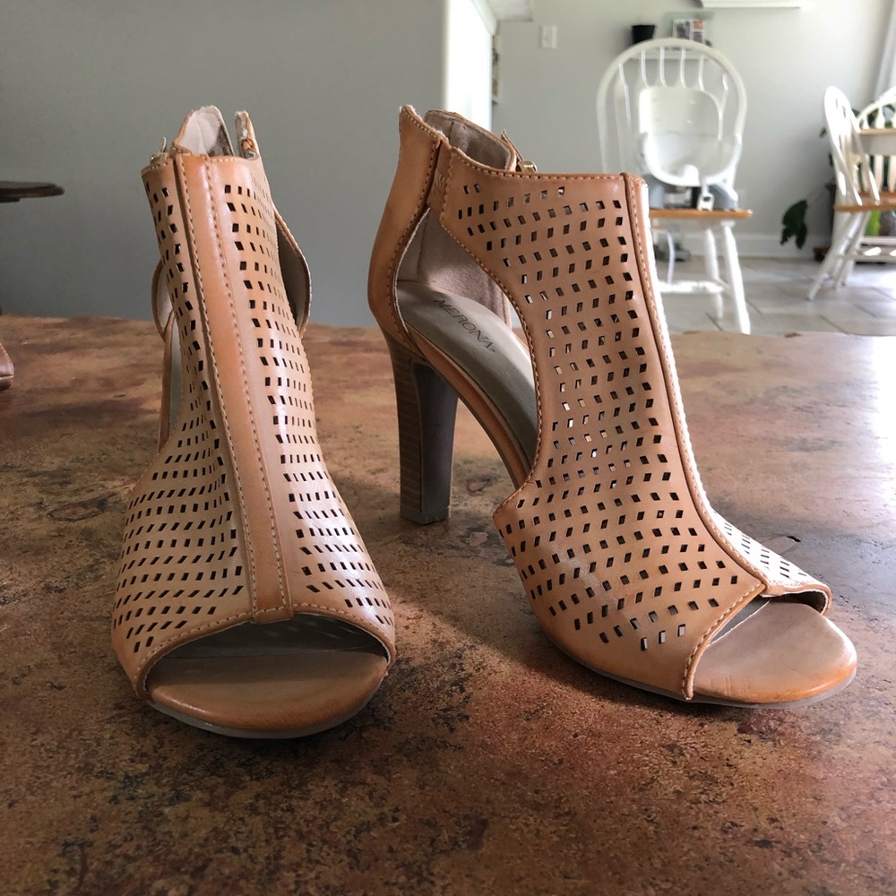 Nude color heals size 8.5